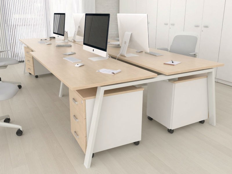 Mesa de oficina ATRIO, patas metálicas abiertas, tablero en blanco u olmo,  fondo 80 cm - Mobiocasión